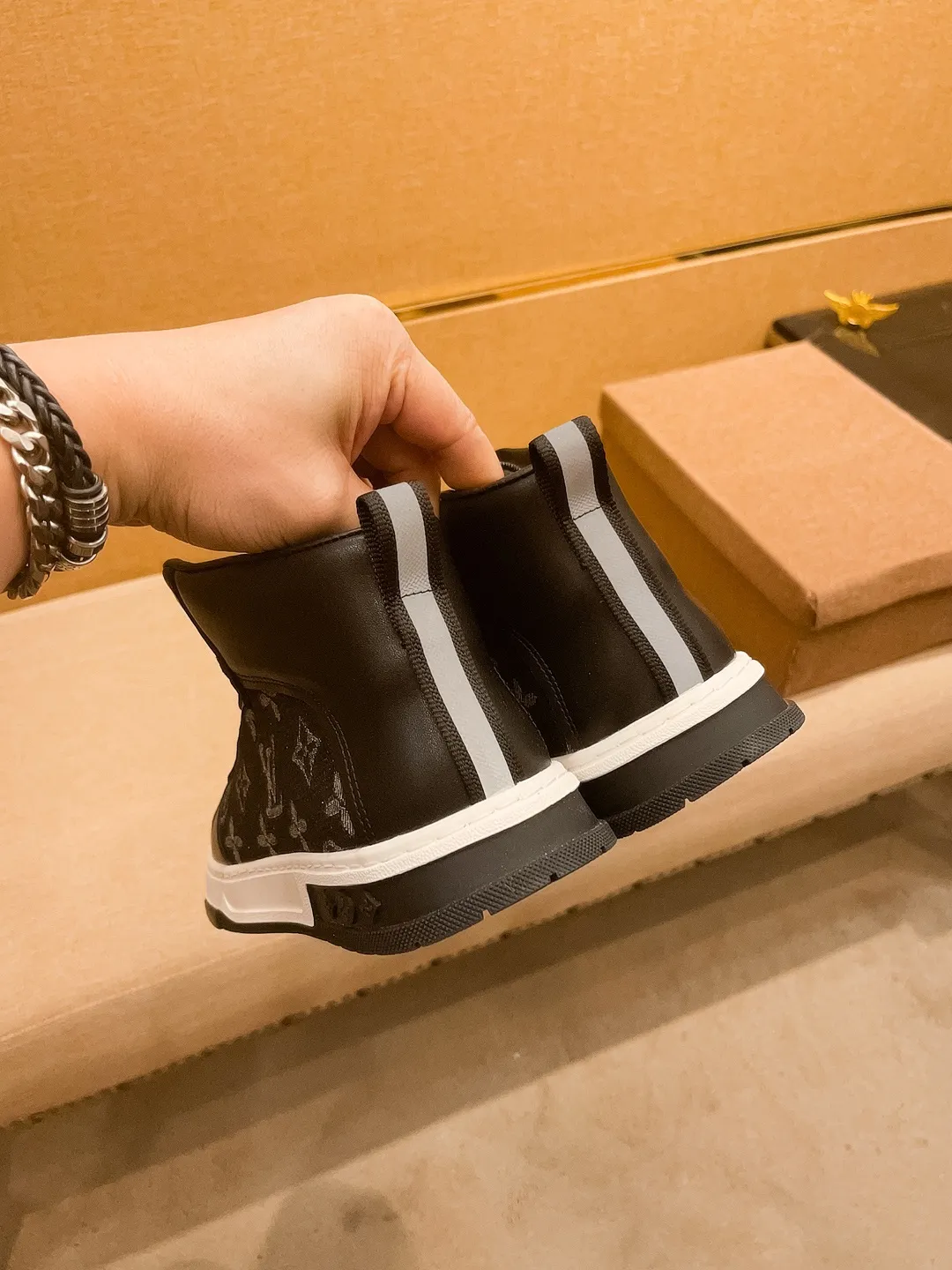 Men's shoes 💰 440💰【 LV 】🔥 Louis Vuitton, high-end men's shoes brand, official website 1:1 latest masterpiece: the upper is made of first-layer cowhide imported from Italy with a comfortable and breathable lining➕original non-slip and wear-resistant outsole🔥, making walking more convenient and comfortable! An exclusive new model, a stunning work, a beautiful 1:1 replica [color] compared to the official quality! Create a fashionable personality to set off your uniqueness! A must-have for trendy men! Classic🔥Size: 38-44 Color: 🔥Multiple colors available🔥